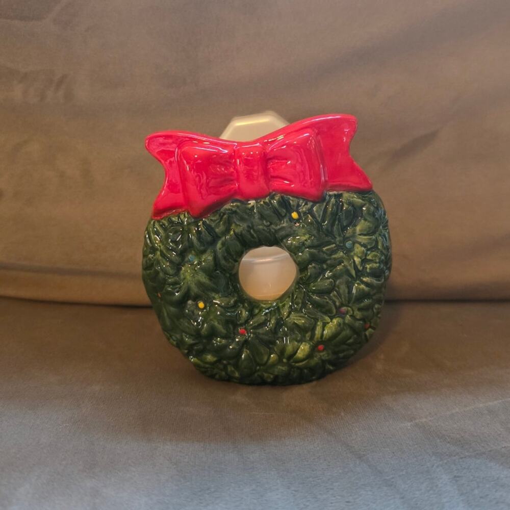 Bath and Body Works Green Christmas Wreath Plug In Wallflowers Red Bow Ceramic
